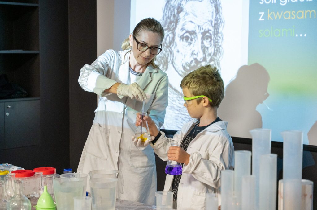 Pani pokazuje eksperyment