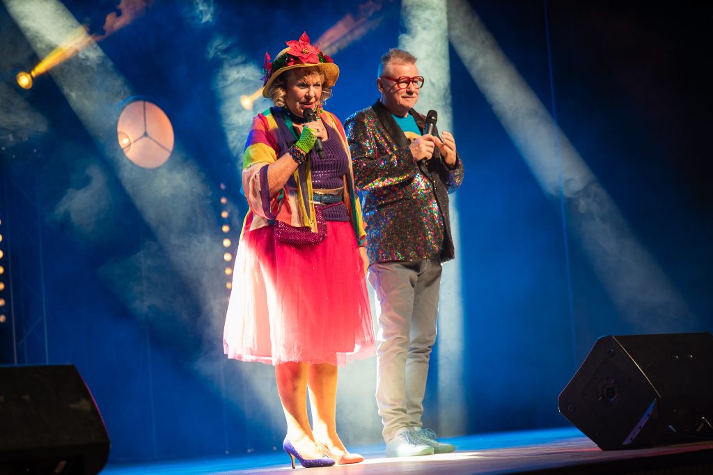 Kobiet i mężczyzna na scenie w kolorowych ubraniach