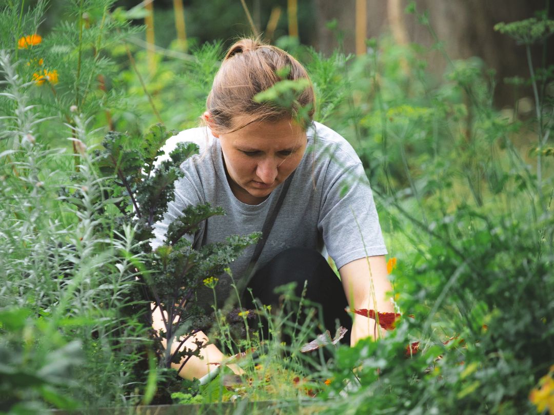 Ogrodniczka Magda wśród zieleni