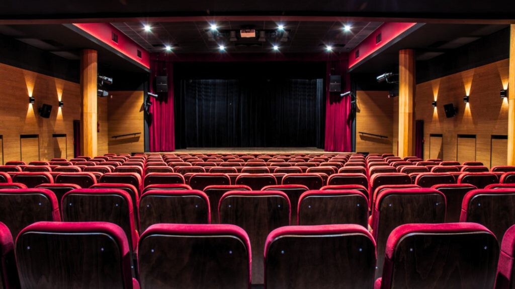 zdjęcie pustej sceny z widocznymi miejscami